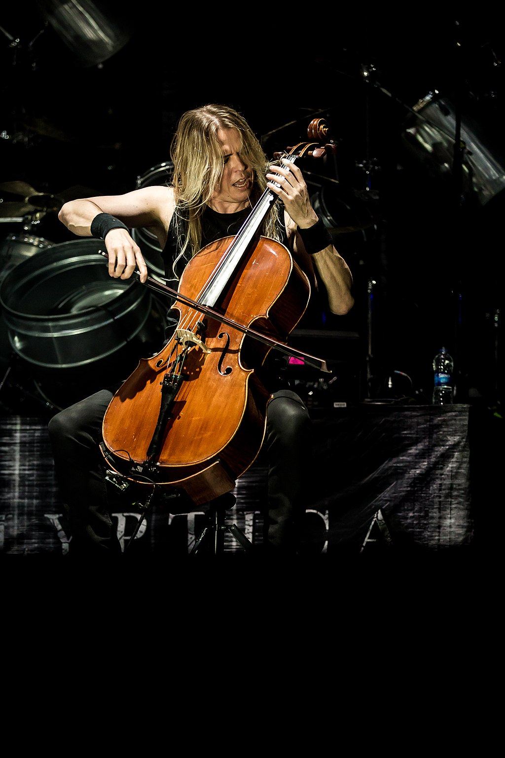 Eicca playing cello 